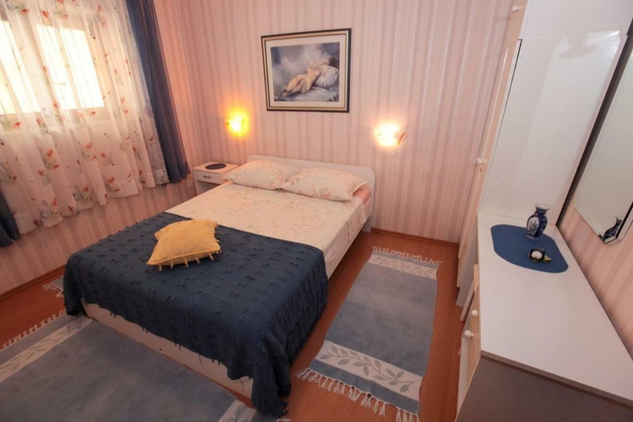 Apartments Damjan Brist Bagian luar foto