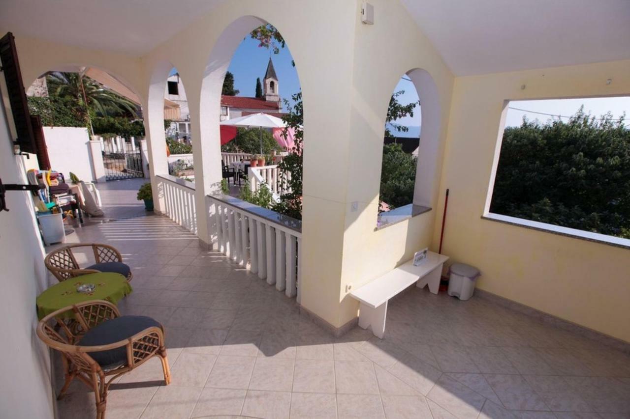 Apartments Damjan Brist Bagian luar foto