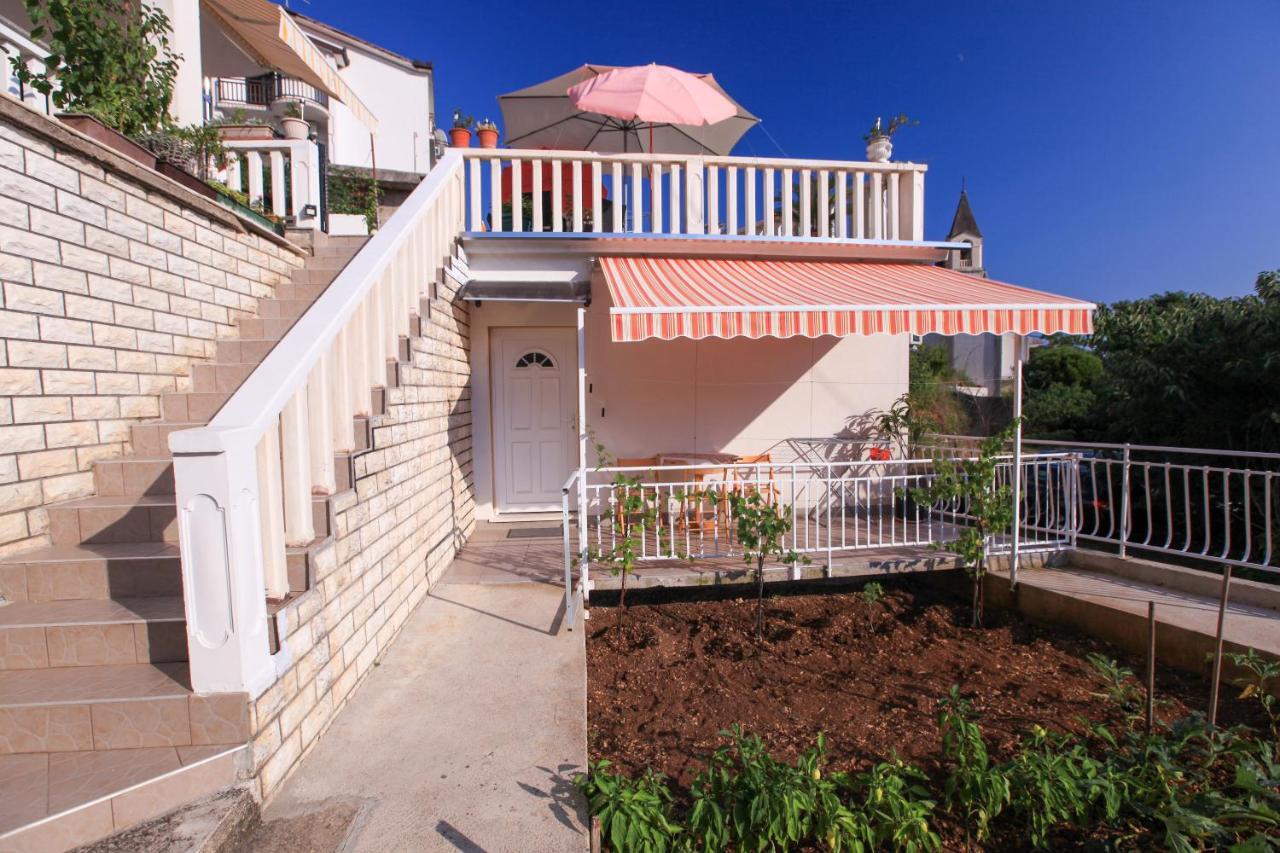 Apartments Damjan Brist Bagian luar foto