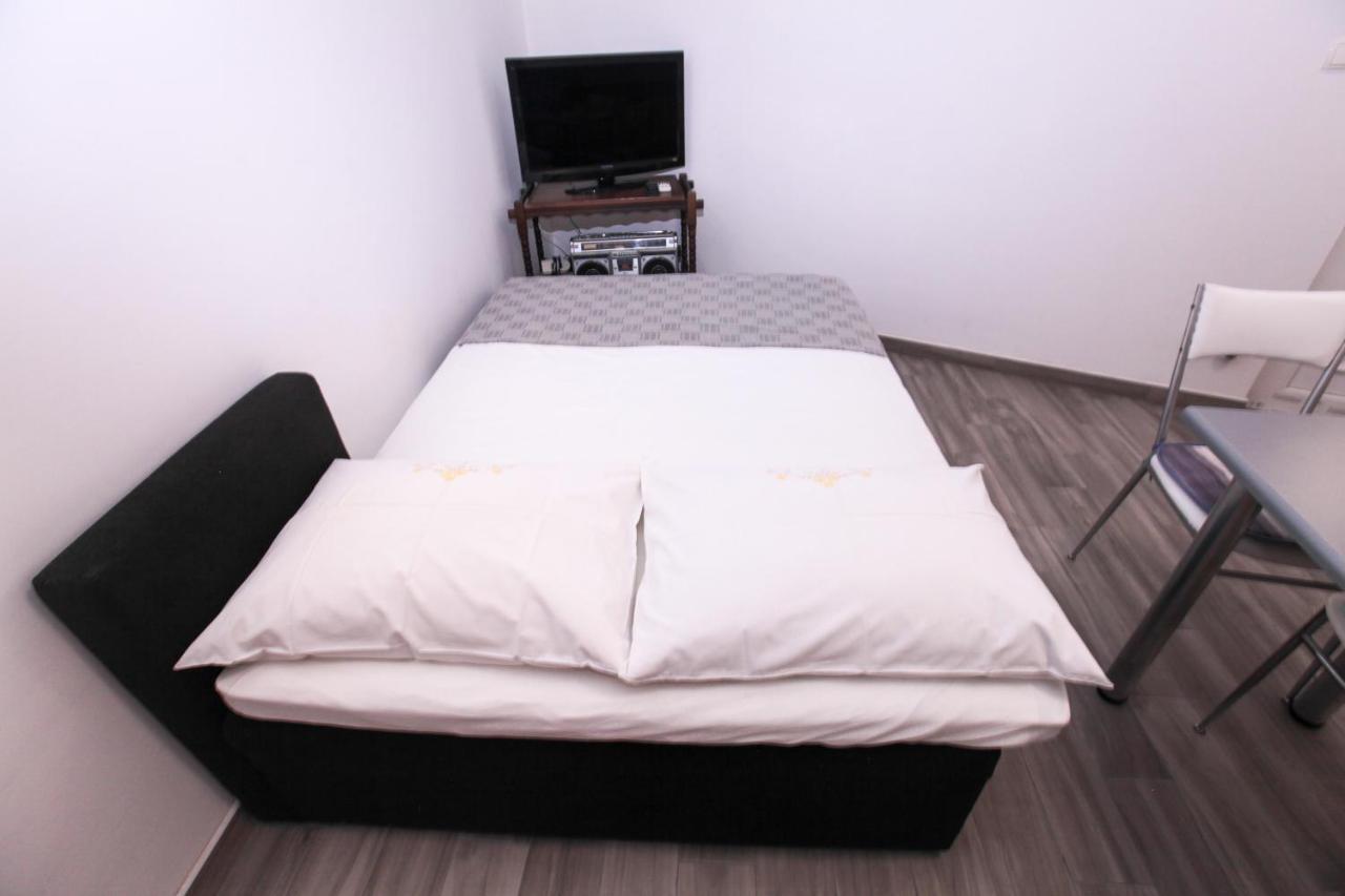 Apartments Damjan Brist Bagian luar foto